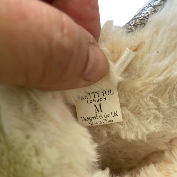Pretty You London - cream Faux Fur Slide w/ Jewel & Bow size medium - Picture 4 of 5